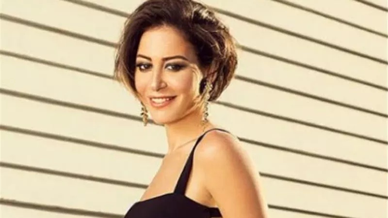 منة شلبى تكشف حقيقة صورتها على بوستر فيلم 