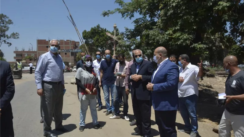 محافظ الجيزة يتابع مشروعات المياه و الرصف ومستوي النظافة باوسيم ومنشأه القناطر