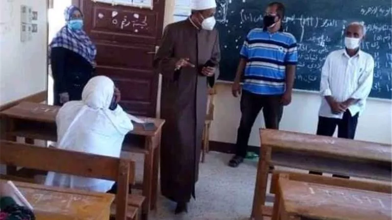 رئيس منطقة الأقصر الأزهرية يتفقد إمتحان الفيزياء فى إسنا.. بالصور