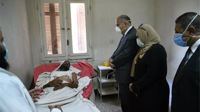محافظ قنا يتابع مستوى الخدمات فى مستشفى أبوتشت.. بالصور
