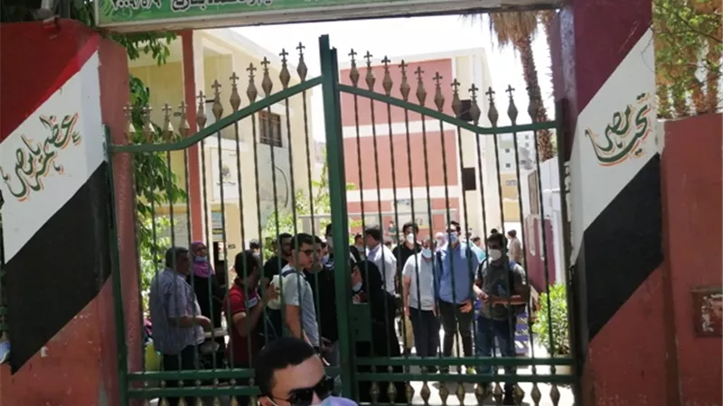 طلاب أسيوط يشتكون من امتحان الاحياء والاستاتيكا.. بالصور