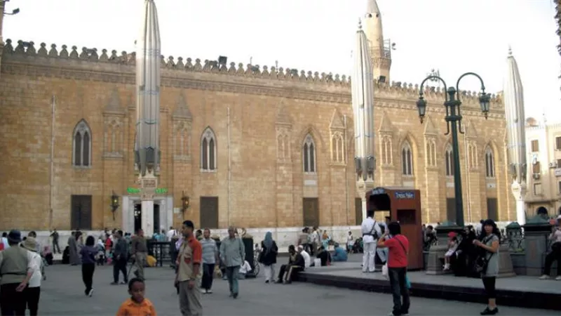 الأوقاف: إحالة الأئمة والعاملين بمسجد الحسين للتحقيق وإغلاقه لأجل غير مسمى