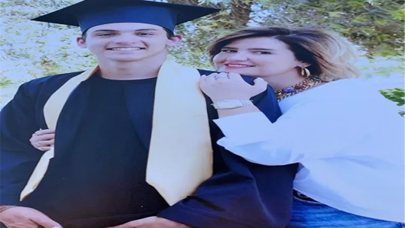 هنا شيحة تحتفل بتخرج ابنها آدم من المدرسة.. فيديو
