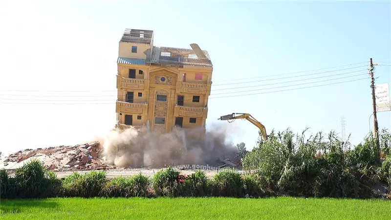 إزالة ٥ حالات تعدِ على أملاك الدولة بعزب النهضة بدمياط .. صور وفيديو