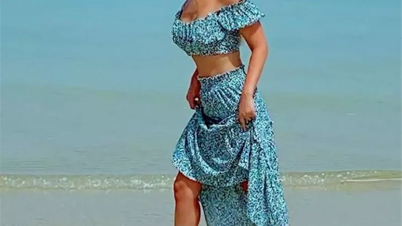 مى سليم تبرز جمالها بصورة جديدة على البحر