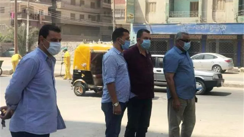 رئيس مدينة الزقازيق يقود أعمال النظافة والتطهير فى العطلات الرسمية.. بالصور
