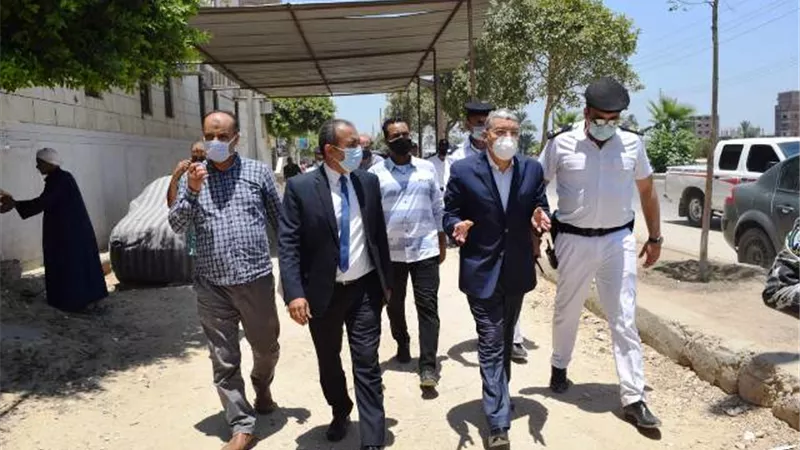 محافظ المنيا يقود حملة على المقاهى المخالفة.. بالصور