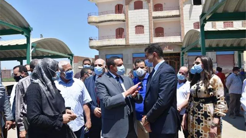 محافظ البحيرة يتفقد موقف سيارات كوم حماده.. بالصور