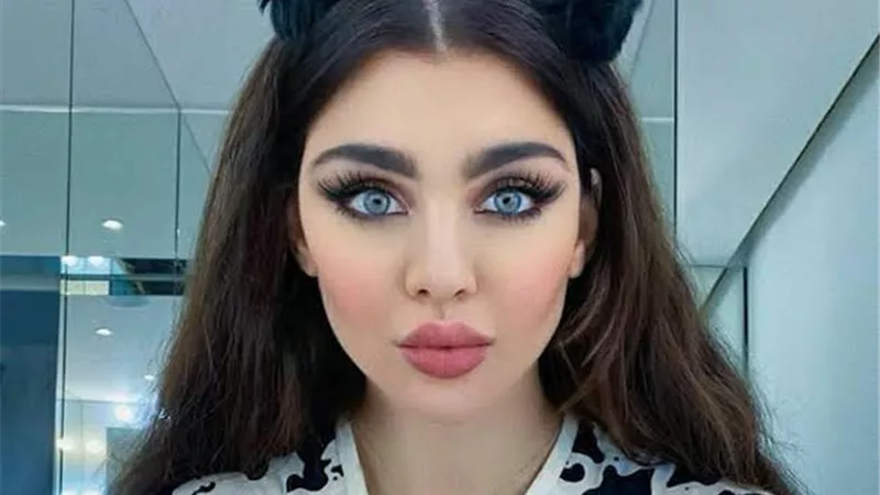 قمر تخطف الاضواء بمكياج صاخب