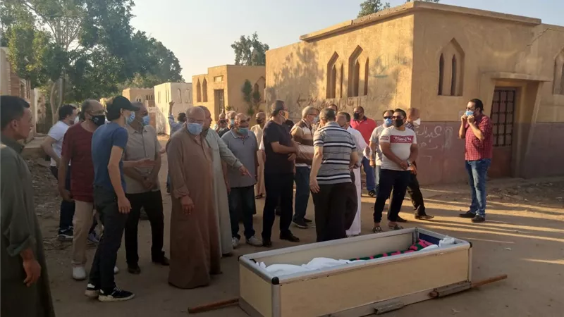 وسط غياب كامل للنجوم تشييع جثمان الفنان محمود جمعه بالشموت ببنها
