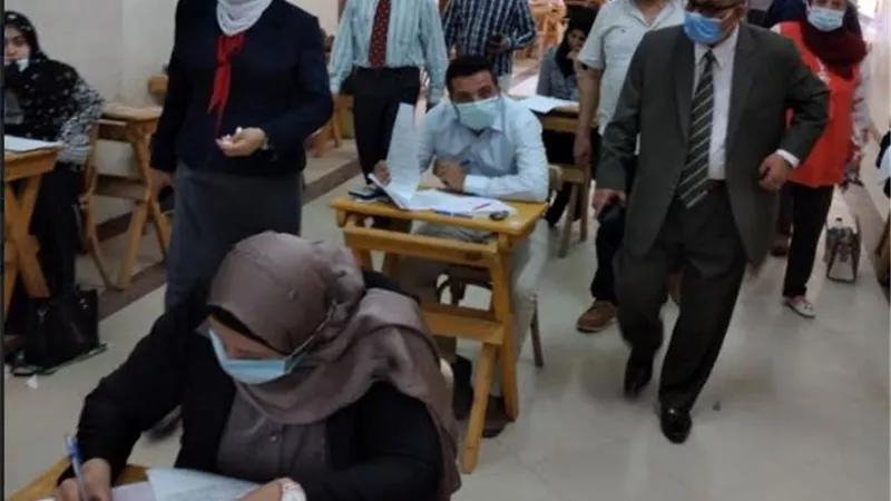 عسكر تشيد باجراءات الوقاية والإلتزام داخل لجان امتحانات التربية والتجارة والهندسة بالزقازيق