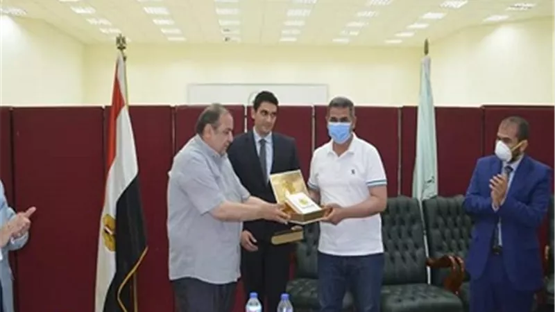 تكريم أطباء الجيش الأبيض والأطقم الطبية بمستشفي العزل والتأمين الصحى بالعاشر