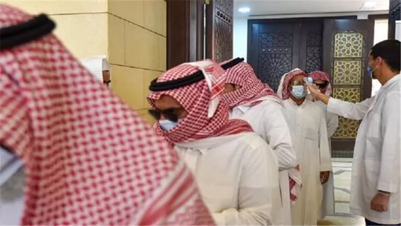 السعودية.. شاب ينقل عدوى كورونا إلى 9 من أصدقائه