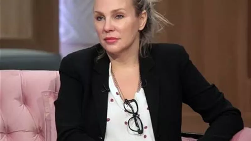 شيرين رضا تخطف الانظار برفقة قطة .. شاهد