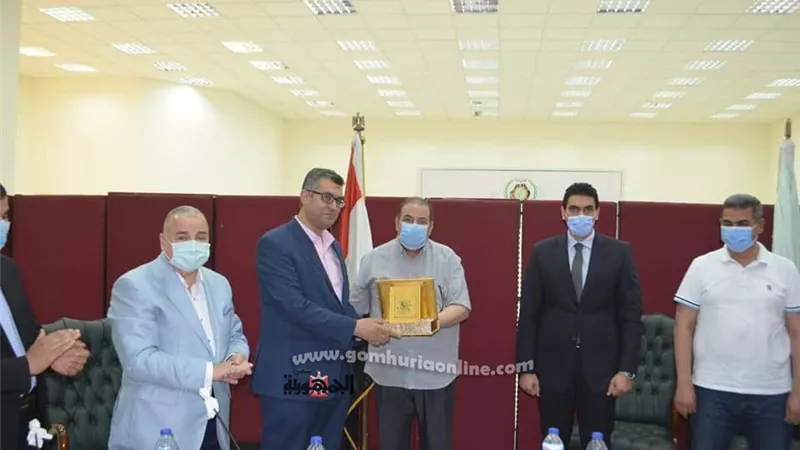 قيادات العاشر من رمضان تكرم الاطقم الطبية ومبادرات المجتمع المدني لتفانيهم فى مواجهة فيروس كورونا