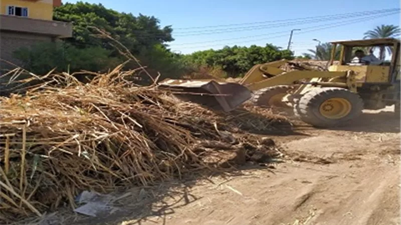 رفع 45 طن مخلفات تطهير ترع بالقرنة غرب الأقصر