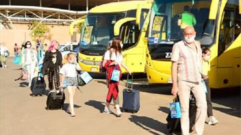 وصول 899 سائحا على متن 5 طائرات إلى الغردقة