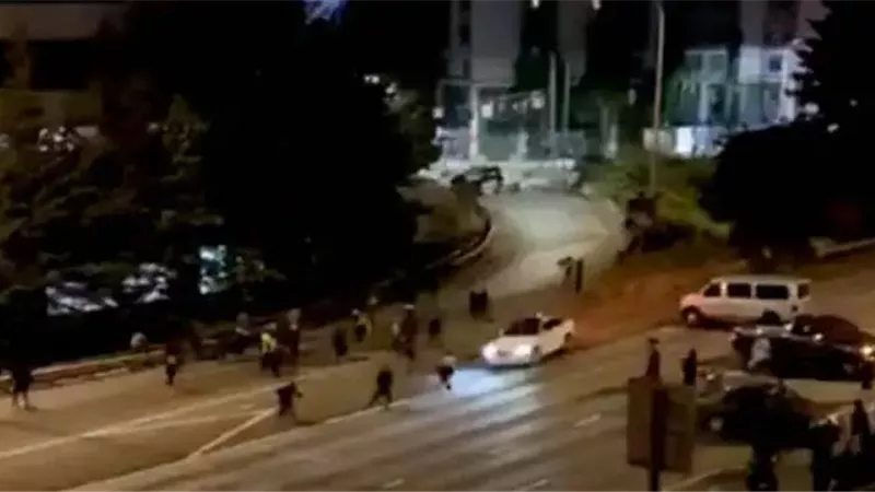 سيارة تقتحم مظاهرة فى سياتل بسرعة كبيرة بطريق سريع مغلق وتصدم امرأتين
