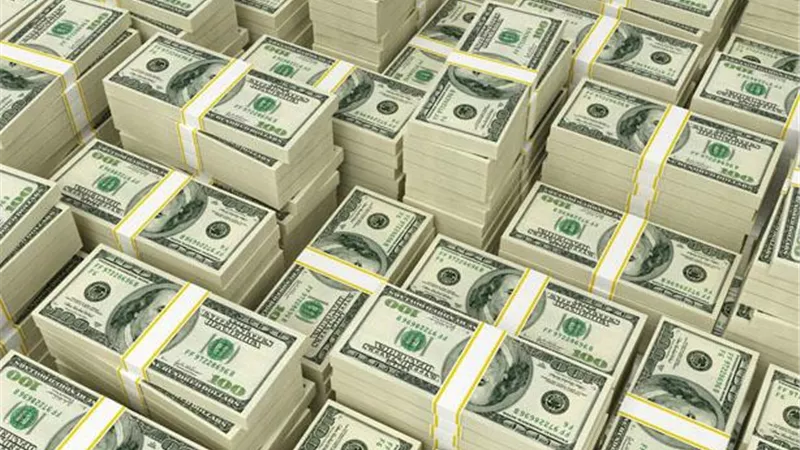 يفوز بأكثر من 130 مليون دولار.. ويشتري سيارة فان مستعملة