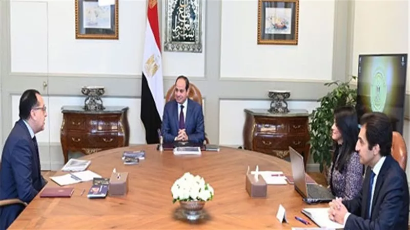 السيسى يجتمع برئيس الوزراء ووزيرة التعاون الدولى