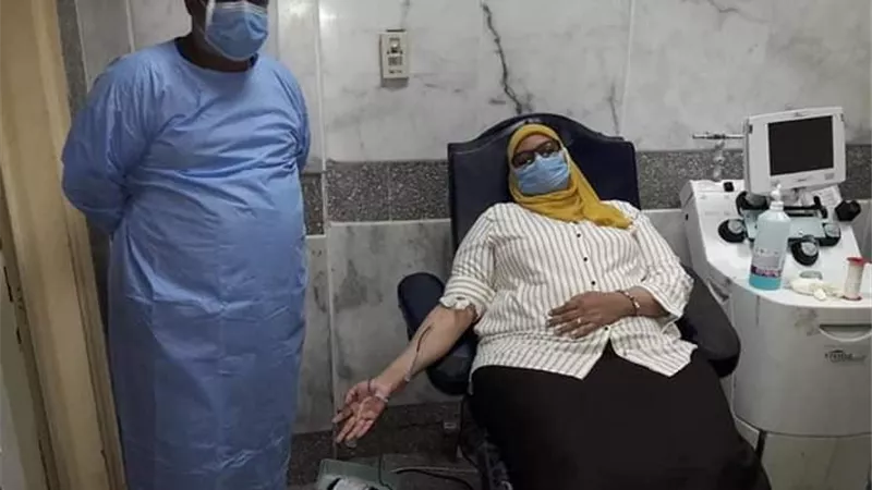 نائبة محافظ أسوان تتبرع ببلازما الدم بالمستشفي الجامعي لصالح مصابي كورونا