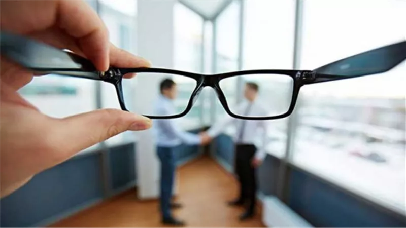 الرؤية الضبابية تنذر بنقص فيتامين B12 في جسمك