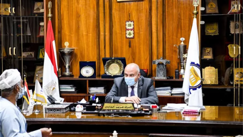 محافظ قنا ونائبه يواصلان استقبال المواطنين لبحث شكواهم