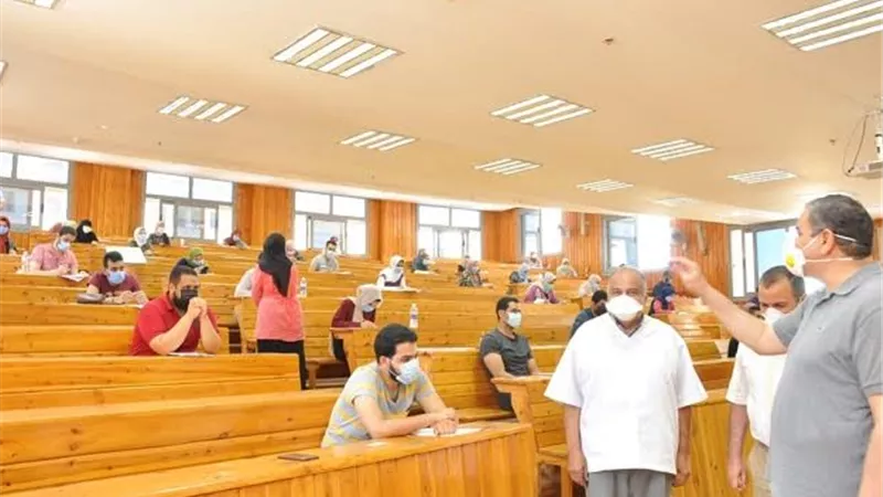 رئيس جامعة كفرالشيخ .يتفقد لجان الامتحانات اليوم