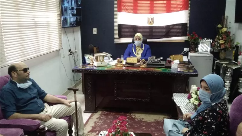 نقل زوجة الطبيب الذي فقد بصره بكورونا الي مدرسة قريبة من منزلها