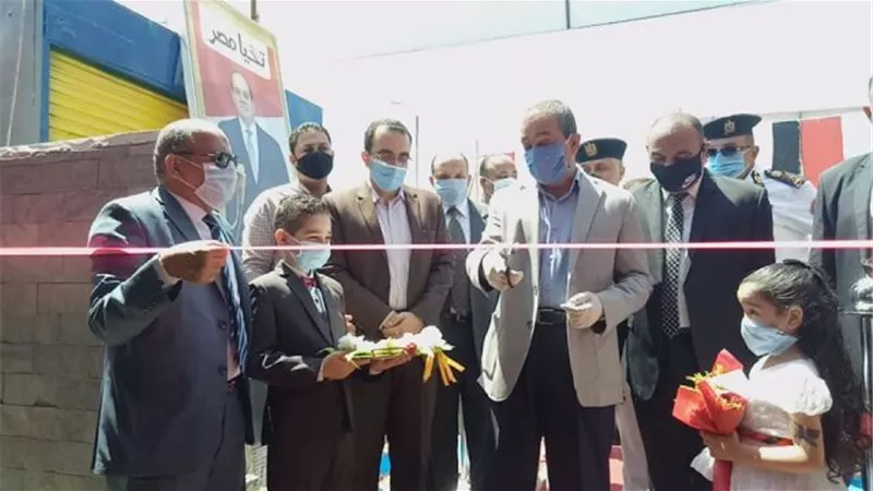 محافظ الإسماعيلية يفتتح سوقا نموذجيا وملعبا مفتوحا بحي ثان .صور