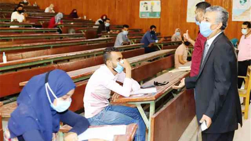 رئيس جامعة جنوب الوادى يتفقد امتحانات كليات التجارة والآداب والآثار.. بالصور