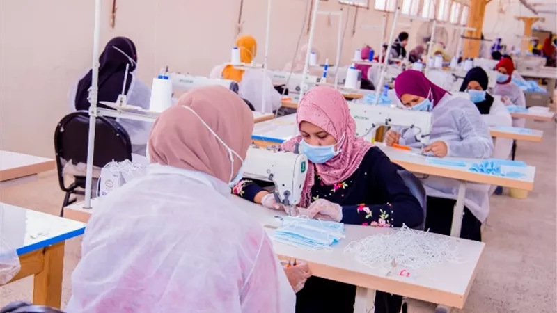 تدريب 600 سيدة بمحافظة قنا على انتاج الكمامة