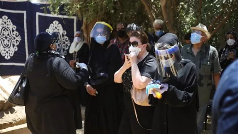 لحظات انهيار الهام شاهين فى جنازة رجاء الجداوي.. صور