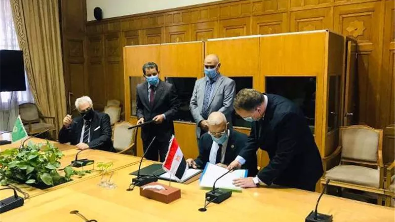 رئيس مصلحة الجمارك يوقع على إنضمام مصر لإتفاقية التعاون الجمركى العربى.. بالصور