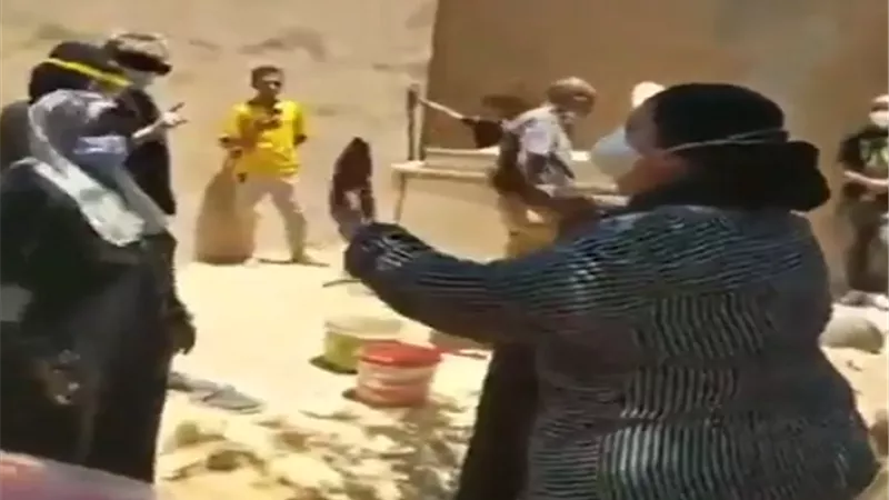 ابنة رجاء الجداوي أثناء دفن والدتها.. 