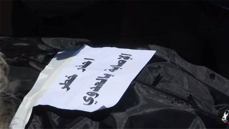 خطر احذر العدوى.. لافتة تنبيه على جثمان رجاء الجداوي لمنع اقتراب المشيعين.. صور