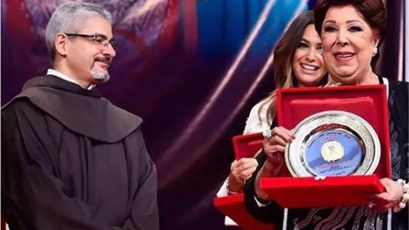 آخر مكالمة بيننا كنتي خائفة على الناس من خبر مرضك.. هند صبرى تنعى رجاء الجداوي