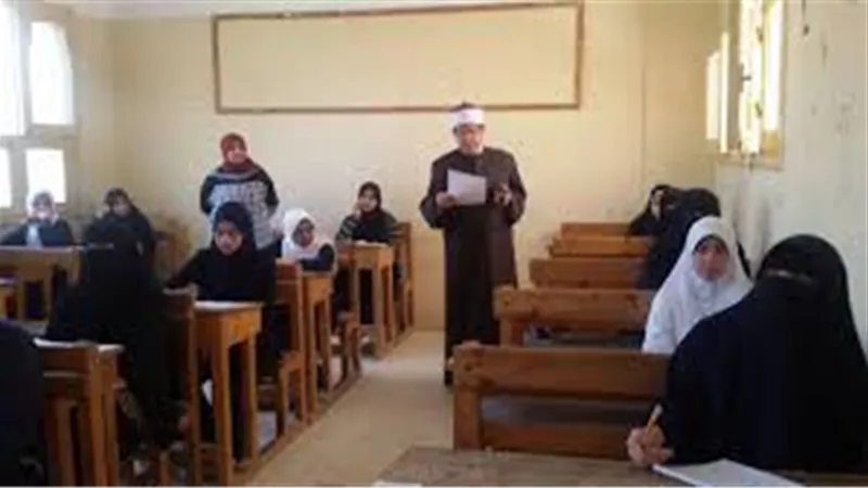 طلاب القسم الأدبى بالثانوية الأزهرية يؤدون امتحان مادة التوحيد