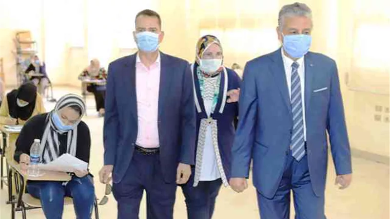 رئيس جامعة جنوب الوادى يتفقد امتحانات الفرق النهائية بالكليات.. بالصور