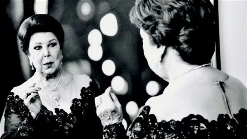 الإعلامى عمرو أديب ولحظة بكائه على فراق الفنانة القديرة رجاء الجداوى