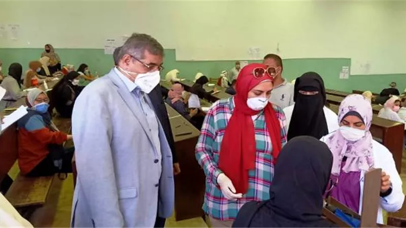 المغربى يتفقد سير الإمتحانات بحقوق بنها
