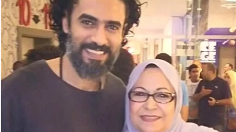 محمد علاء يطالب جمهوره بالدعاء لوالدته.. 