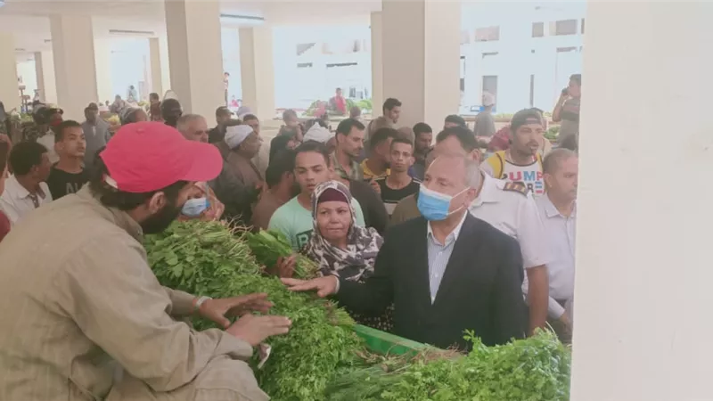 نائب محافظ القاهرة فى جوله ميدانيه بسوق المسله الجديد للتعرف على مشاكل الباعه بالصور
