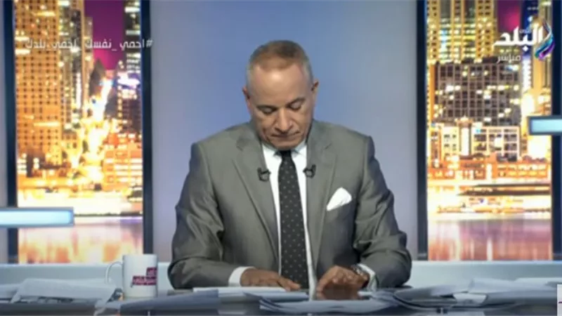 أحمد موسى يبكي على الهواء أثناء إعلان خبر وفاة الفريق العصار.. فيديو