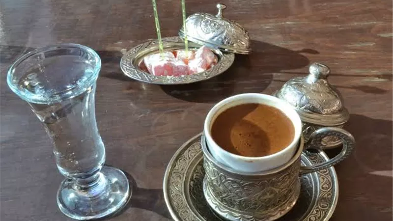 تناول كوبا من الماء بعد القهوة.. فماذا يحدث