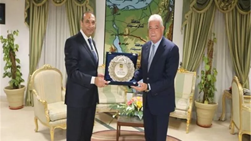 محافظ جنوب سيناء يكرم رئيس مكتب الرقابة الإدارية بمناسبة انتهاء عملة بالمحافظة