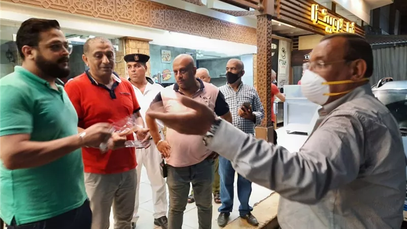 حملات مكثفة على كافتيريات ومطاعم دمياط لمتابعة الإلتزام بالضوابط الإحترازية و الصحية