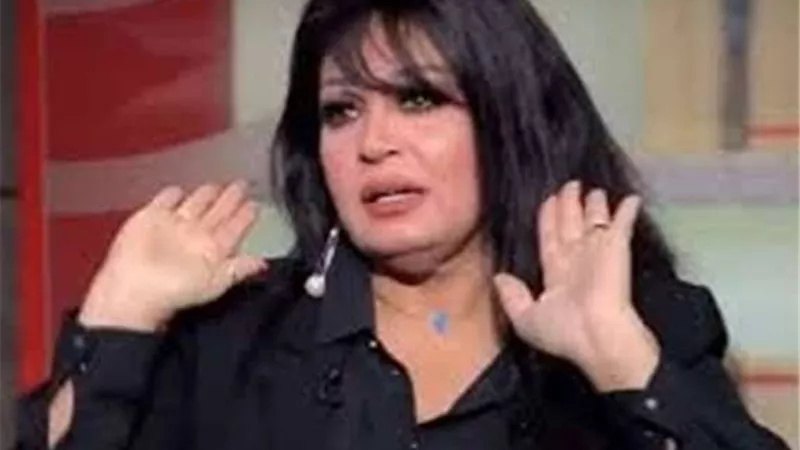 بكلمات مؤثرة..فيفى عبده تنعى رحيل الفريق محمد العصار