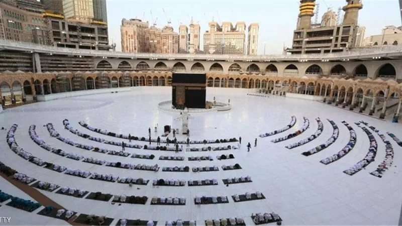 السعودية تمنع تقبيل الحجر الأسود أو لمس الكعبة المشرفة - تقرير