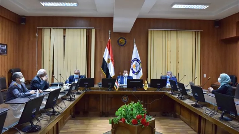 رئيس جامعة بنى سويف يترأس لجنة اختيار عمداء الكليات